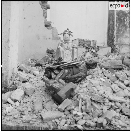 Statues à l'extérieur de la pagode de Phu Lang Thuong au milieu de ruines.