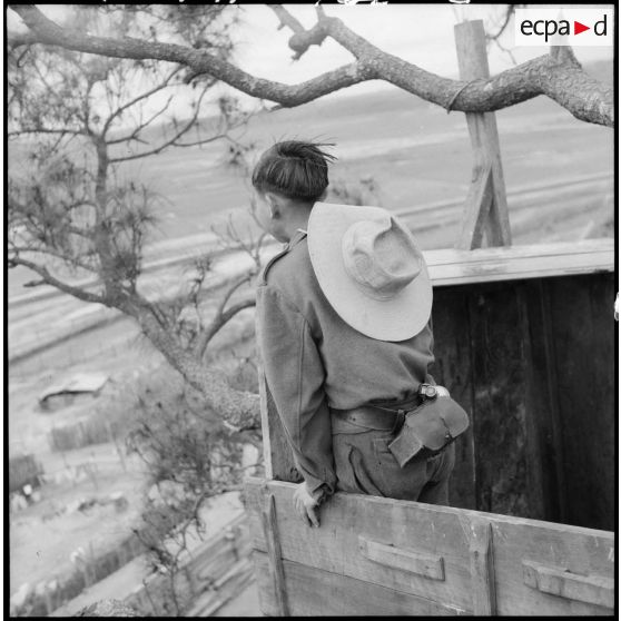 Soldat vietnamien dans un mirador d'observation.