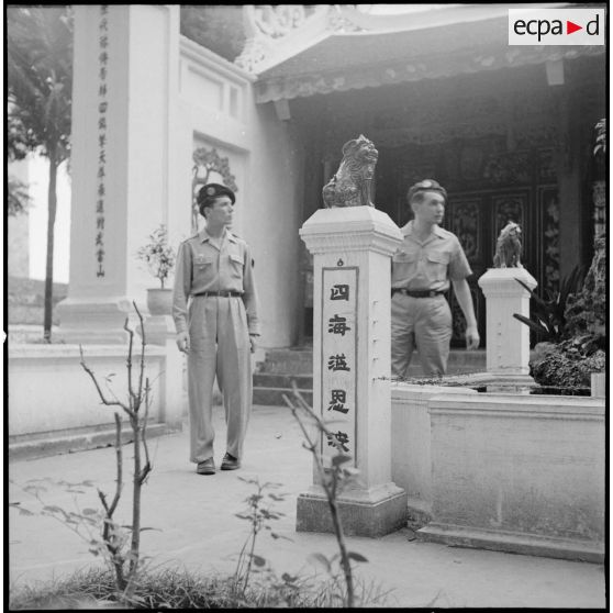 Militaires français du 6e bataillon de parachutistes coloniaux au temple Quan Tanh, à Hanoï.