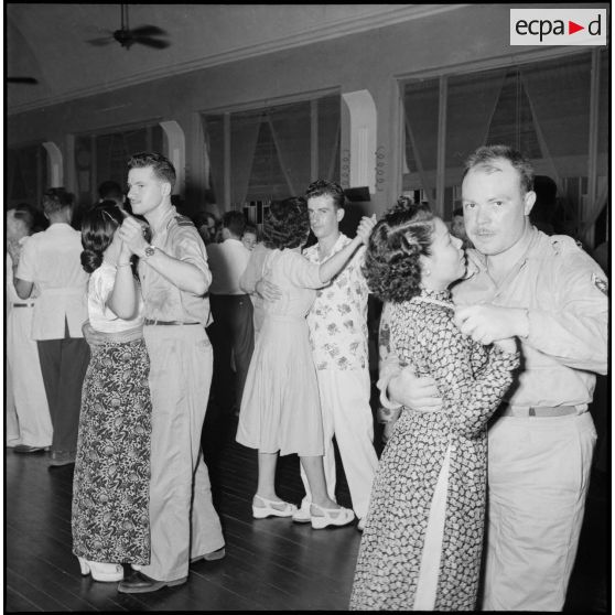 Militaires français et civils vietnamiennes dans un dancing de Hanoï.