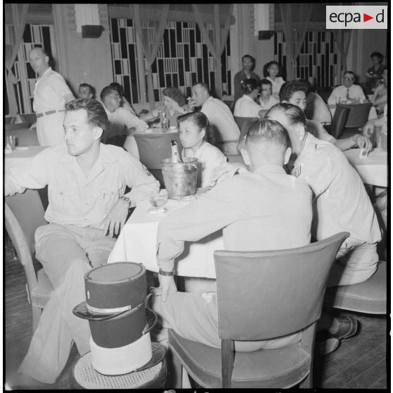 Militaires français et civils vietnamiens dans un dancing de Hanoï.