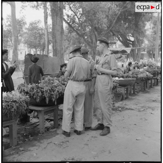 Militaires français du 6e bataillon de parachutistes coloniaux sur le marché de Hanoï.