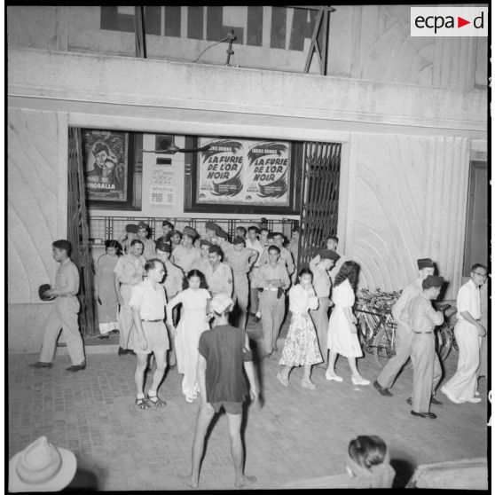 Militaires français et civils vietnamiens sortant d'une séance cinéma au Majestic, à Hanoï.