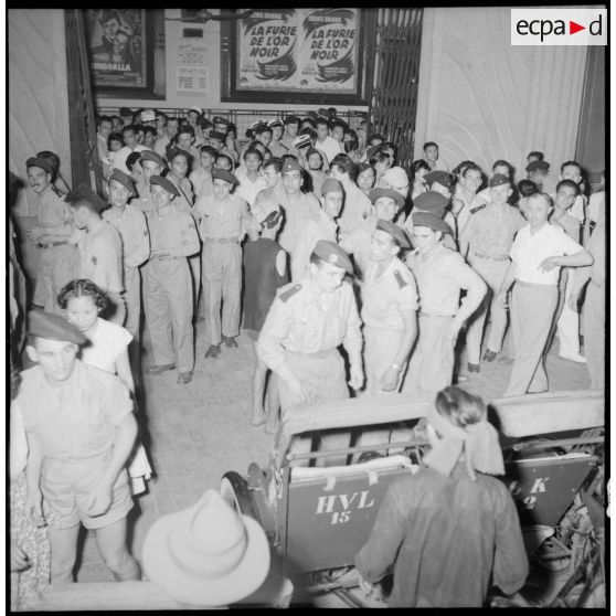 Militaires français et civils vietnamiens sortant d'une séance cinéma au Majestic, à Hanoï.