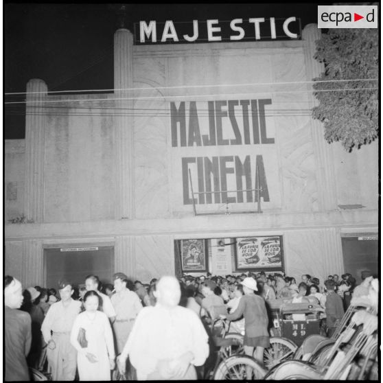 Militaires français et civils vietnamiens sortant d'une séance cinéma au Majestic, à Hanoï.