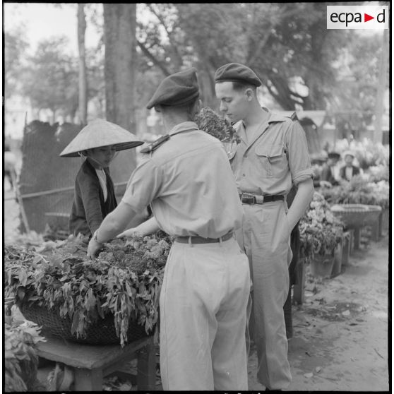 Militaires français du 6e bataillon de parachutistes coloniaux sur le marché de Hanoï.