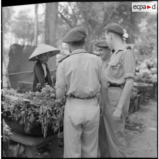 Militaires français du 6e bataillon de parachutistes coloniaux sur le marché de Hanoï.