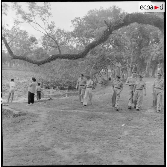 Militaires français du 6e bataillon de parachutistes coloniaux, au bord d'un lac de Hanoï.