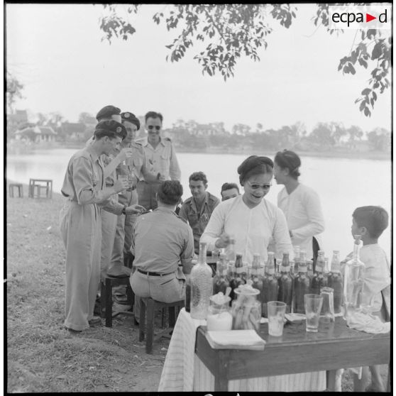 Militaires français du 6e bataillon de parachutistes coloniaux, au bord d'un lac à Hanoï.