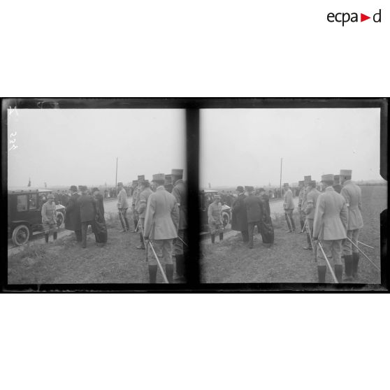 Gonesse. Remise de drapeau. Arrivée du président de la République sur le terrain de manoeuvres. [légende d'origine]
