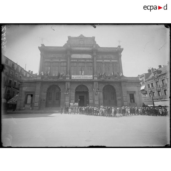 Béziers (Hérault). Les écoles visitent l'exposition de la SPA. [légende d'origine]