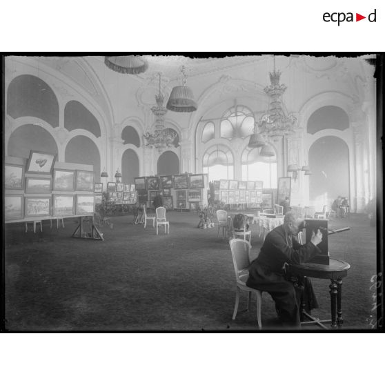 Cannes. L'exposition de la SPA dans la salle de jeu du casino. [légende d'origine]