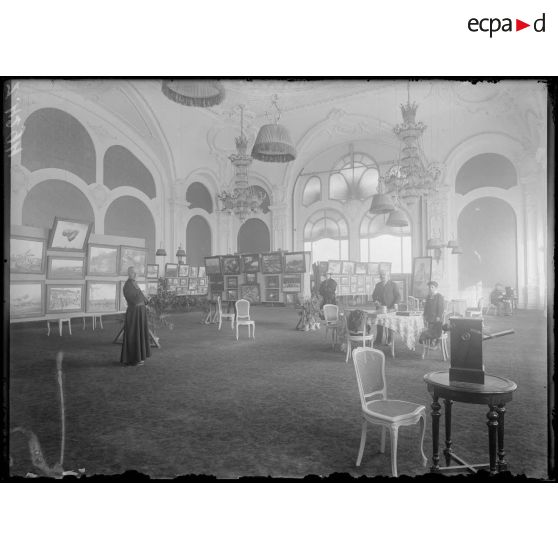 Cannes. L'exposition de la SPA dans la salle de jeu du casino. [légende d'origine]