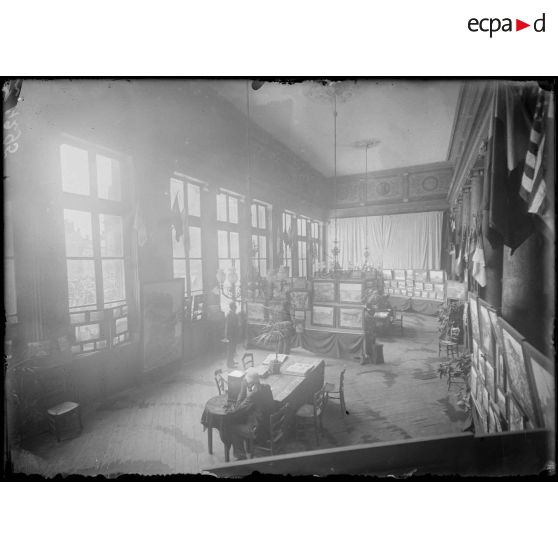 Béziers (Hérault). Exposition de la SPA au foyer du théâtre. [légende d'origine]