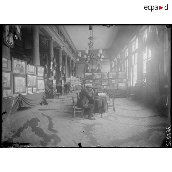 Béziers (Hérault). Exposition de la SPA au foyer du théâtre. [légende d'origine]