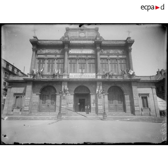 Béziers (Hérault). La façade du théâtre. [légende d'origine]