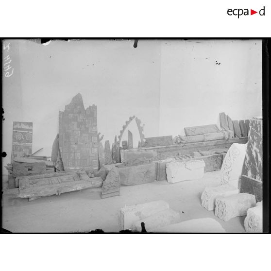 Paris. Musée du Louvre. Salle réservée aux sculptures égyptiennes. [légende d'origine]