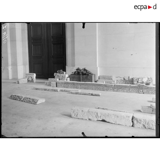 Paris. Musée du Louvre. Salle réservée aux sculptures égyptiennes. [légende d'origine]