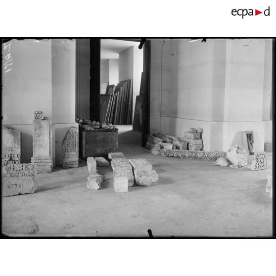 Paris. Musée du Louvre. Salle réservée aux sculptures égyptiennes. [légende d'origine]
