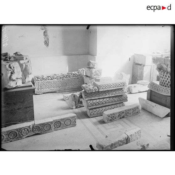 Paris. Musée du Louvre. Salle réservée aux sculptures égyptiennes. [légende d'origine]