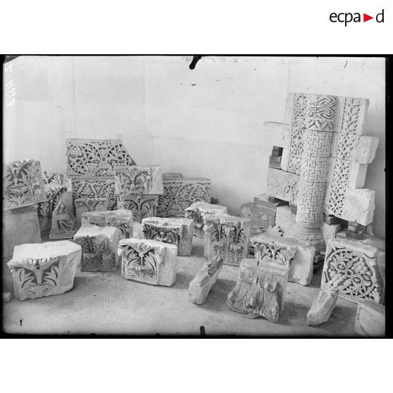 Paris. Musée du Louvre. Salle réservée aux sculptures égyptiennes. [légende d'origine]