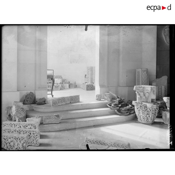 Paris. Musée du Louvre. Salle réservée aux sculptures égyptiennes. [légende d'origine]