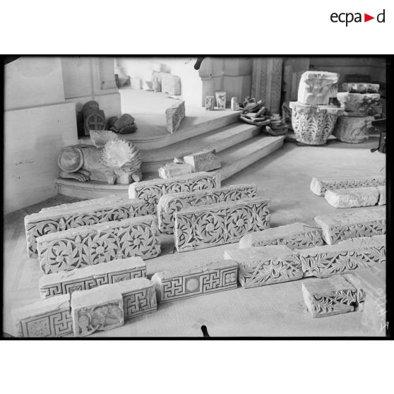 Paris. Musée du Louvre. Salle réservée aux sculptures égyptiennes. [légende d'origine]