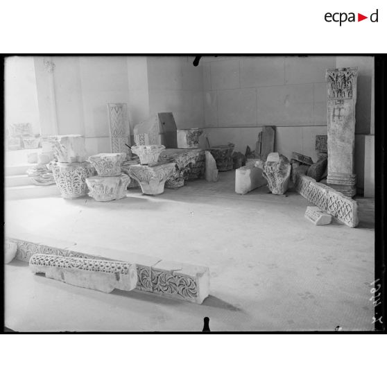 Paris. Musée du Louvre. Salle réservée aux sculptures égyptiennes. [légende d'origine]