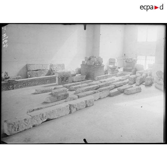 Paris. Musée du Louvre. Salle réservée aux sculptures égyptiennes. [légende d'origine]