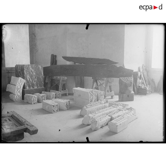 Paris. Musée du Louvre. Salle réservée aux sculptures égyptiennes. [légende d'origine]