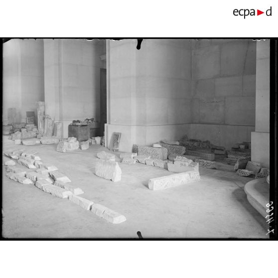 Paris. Musée du Louvre. Salle réservée aux sculptures égyptiennes. [légende d'origine]