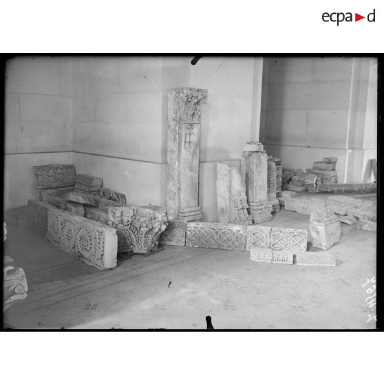 Paris. Musée du Louvre. Salle réservée aux sculptures égyptiennes. [légende d'origine]