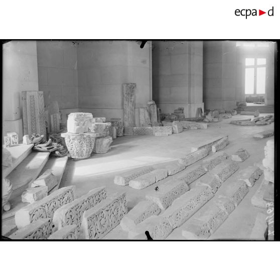 Paris. Musée du Louvre. Salle réservée aux sculptures égyptiennes. [légende d'origine]