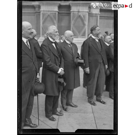 Le drapeau américain hissé à l'Hôtel de Ville pour le jour du Lafayette's day. Mr Sharp, ambassadeur. [légende d'origine]