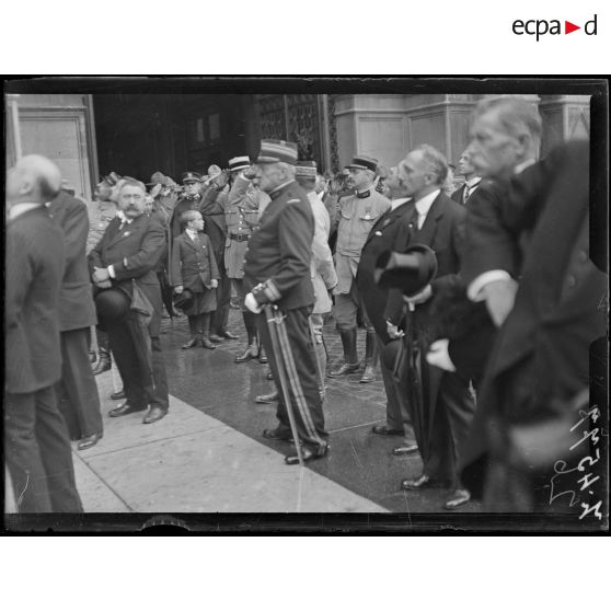 Le drapeau américain hissé à l'Hôtel de Ville pour le jour du Lafayette's day. Les assistants. [légende d'origine]