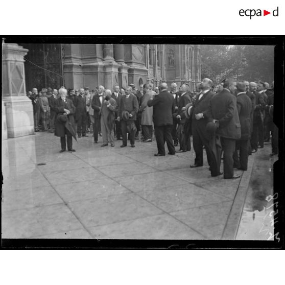 Le drapeau américain hissé à l'Hôtel de Ville pour le jour du Lafayette's day. Les assistants. [légende d'origine]