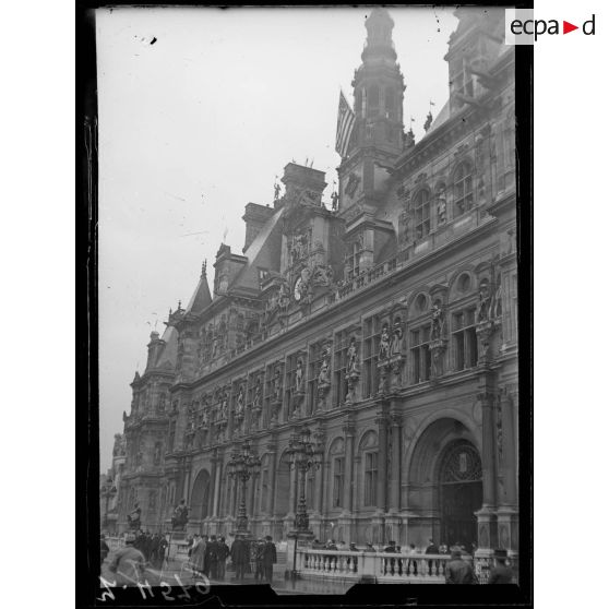 Le drapeau américain hissé à l'Hôtel de Ville le 6-9-17 pour le jour du Lafayette's day. [légende d'origine]