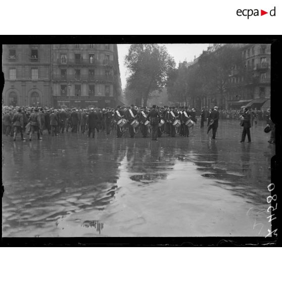 Le drapeau américain hissé à l'Hôtel de Ville pour le jour du Lafayette's day. Les tambours et les clairons de la garde républicaine. [légende d'origine]
