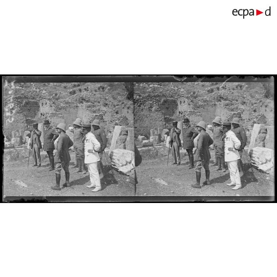 Delphes. Visite de M. Justin Godart dans les ruines du temple. [légende d'origine]