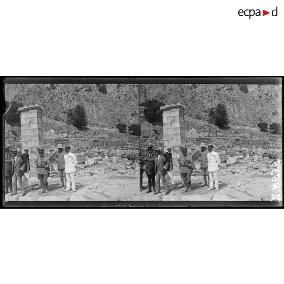 Delphes. Visite de M. Justin Godart dans les ruines du temple. [légende d'origine]