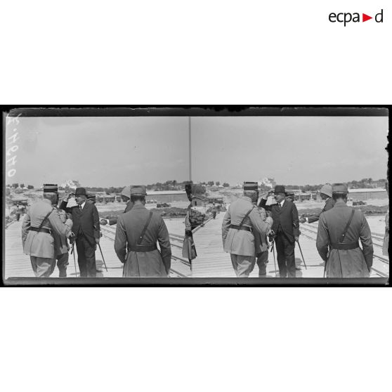 Tarente. Visite de M. Justin Godart. Arrivée au ponton du camp de Buffoluto. [légende d'origine]