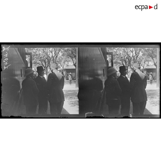 Salonique. Visite de M. Justin Godart. Adieux du général Sarrail à M. Godart. [légende d'origine]