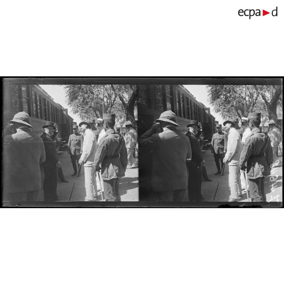 Salonique. Visite de M. Justin Godart. Adieux du général Zimbrakakis à M. Godart. [légende d'origine]
