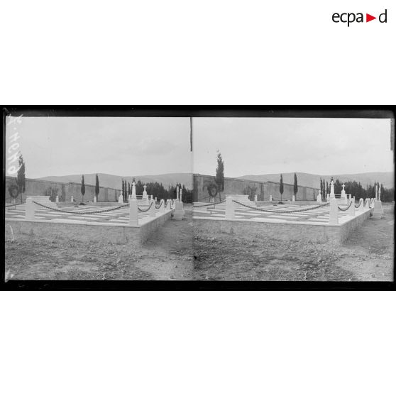 Le Pirée. Visite de M. Justin Godart au cimetière des marins tués le 1er décembre 1916. [légende d'origine]