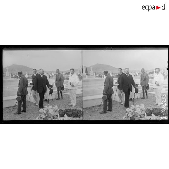 Le Pirée. Visite de M. Justin Godart au cimetière des marins tués le 1er décembre 1916. M. Godart vient saluer les tombes. [légende d'origine]