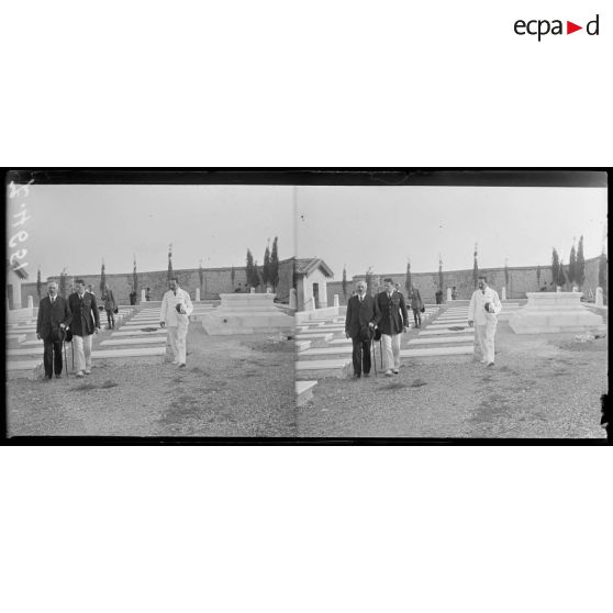 Le Pirée. Visite de M. Justin Godart au cimetière des marins tués le 1er décembre 1916. M. Godart vient saluer les tombes. [légende d'origine]
