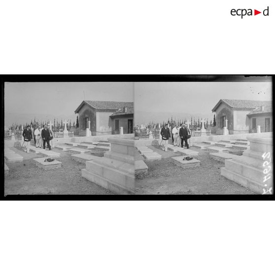 Le Pirée. Visite de M. Justin Godart au cimetière des marins tués le 1er décembre 1916. M. Godart vient saluer les tombes. [légende d'origine]