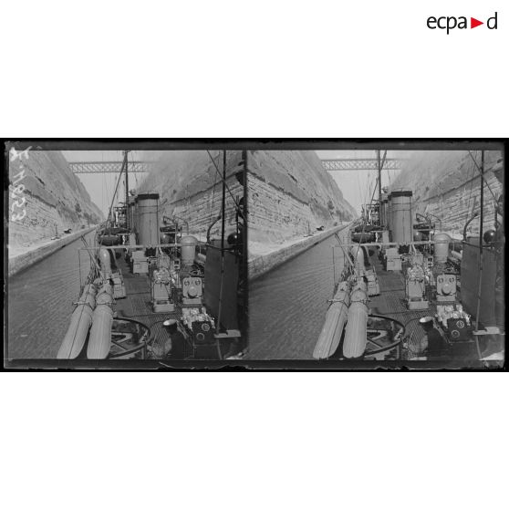 Canal de Corinthe. Le torpilleur français Mangini traverse le canal. [légende d'origine]