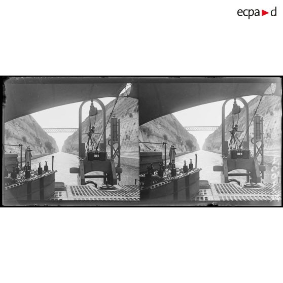 Canal de Corinthe. Le torpilleur français Mangini traverse le canal. [légende d'origine]