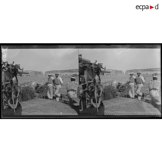 Canal de Corinthe. Le torpilleur français Mangini traverse le canal. [légende d'origine]